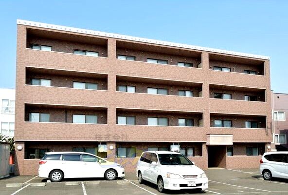 建物外観　南向きで陽当たり良好♪駐車料金無料の２ＬＤＫマンションです♪