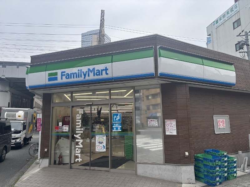 コンビニ　ファミリーマート京橋駅西店（コンビニ）まで366m