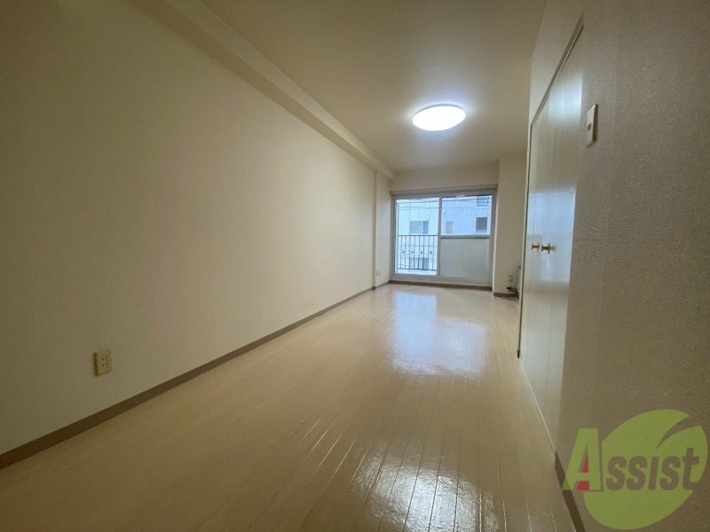 居室・リビング　木目のフローリングは落ち着きのある印象のお部屋になりますね。