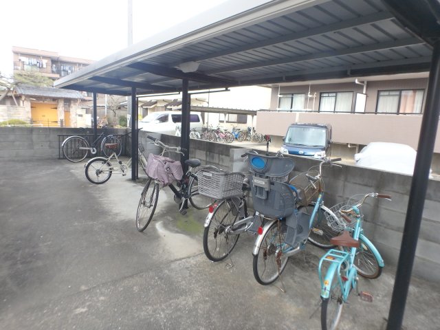 その他共有部分　屋根付き駐輪スペースです