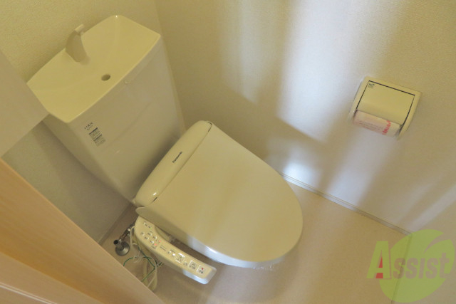 トイレ　ウォシュレット付きで、雰囲気も落ち着いてますね