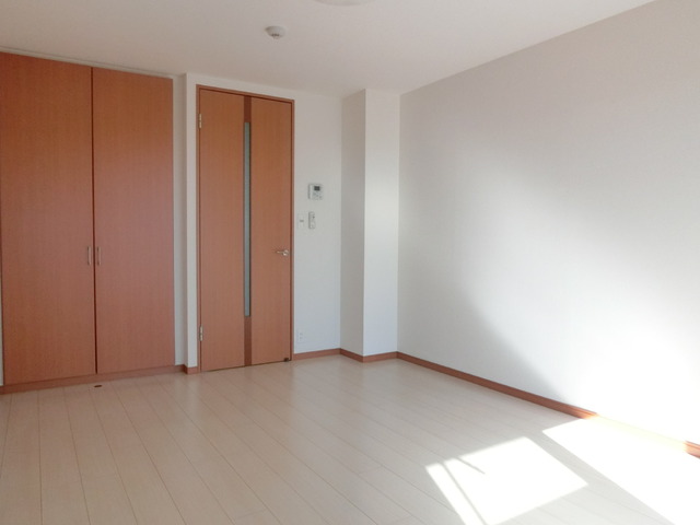 居室・リビング　電気を付けなくてもこの明るさ。設備や建具もオシャレですよ。