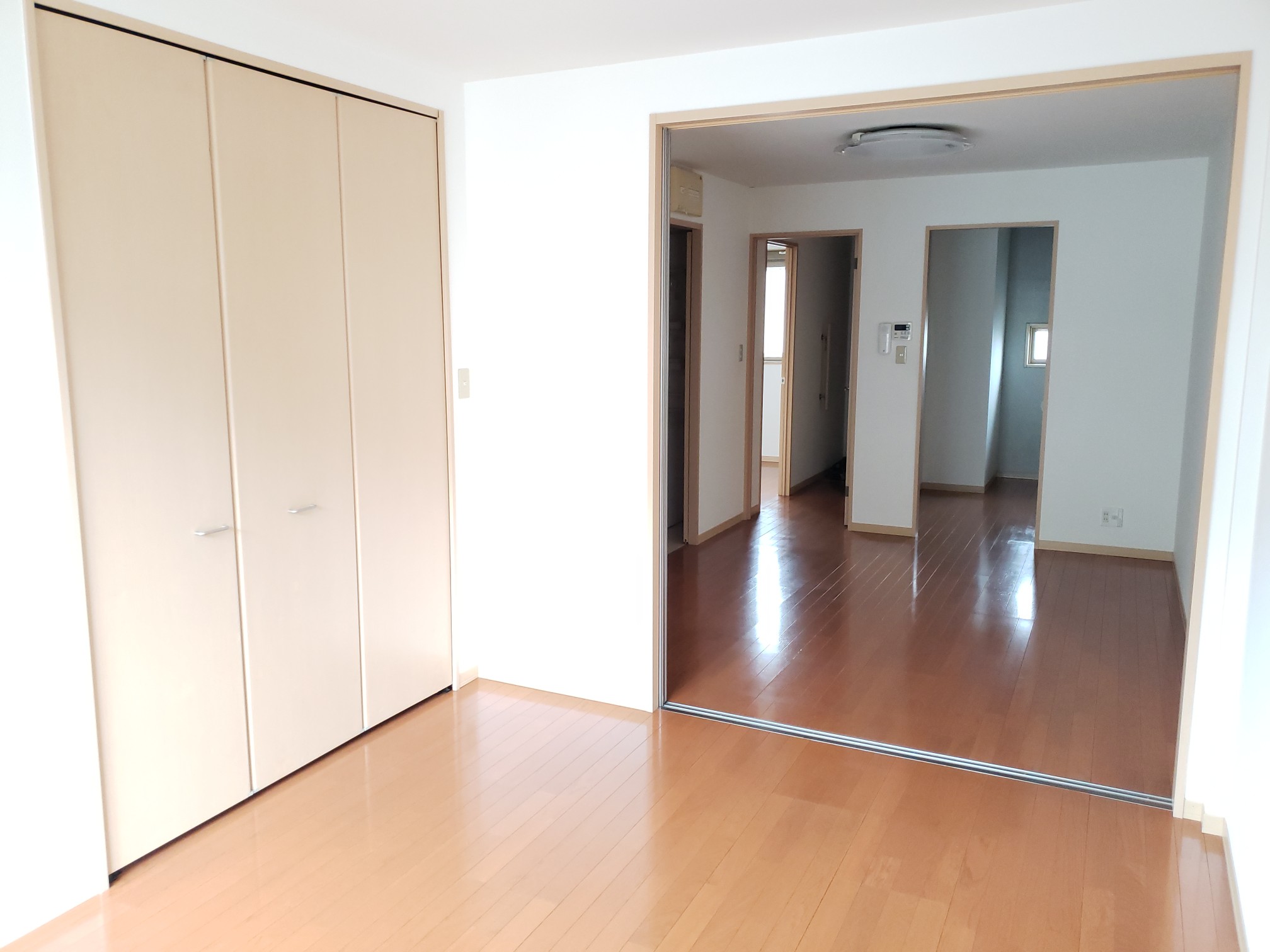 居室・リビング　室内写真は実際の部屋と異なります