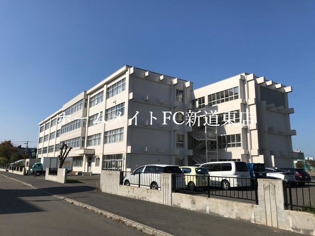 中学校　札幌市立栄町中学校（中学校）まで256m