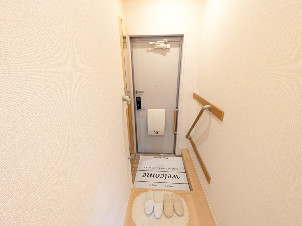 玄関　便利な手すり付きの玄関です