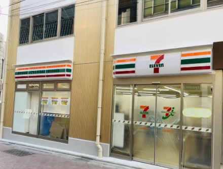 コンビニ　セブンイレブン 杉並荻窪藤澤ビルディング店（コンビニ）まで208m