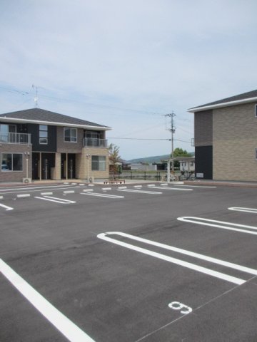 駐車場　駐車場があるので、車を買う予定の方も安心です