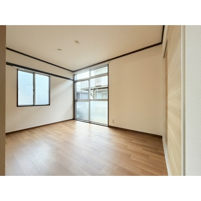 その他部屋・スペース　角部屋のため、一方の洋室は２面採光です