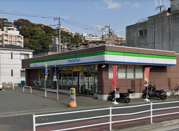 コンビニ　ファミリーマート（コンビニ）まで533m