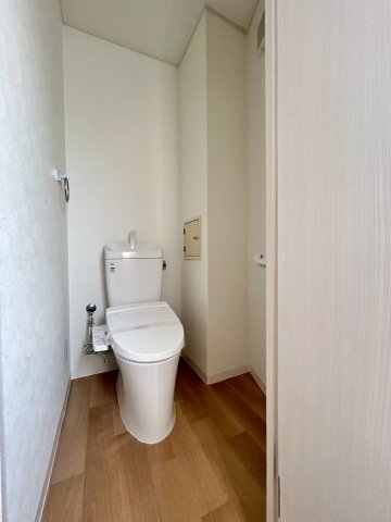 トイレ　同物件、別号室の参考写真です。