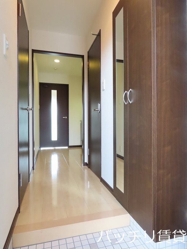 玄関　＊画像は別部屋の為、現状を優先致します