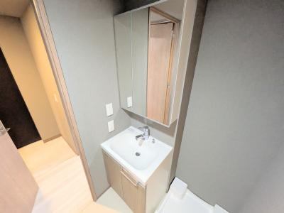 洗面設備　写真は同タイプ７０４号室のもの