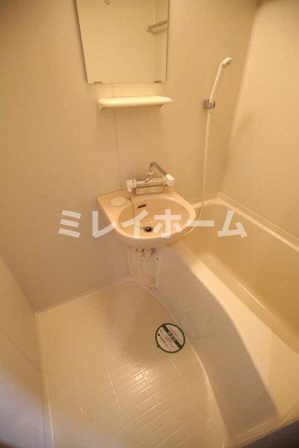バス・シャワールーム　同建物内、別のお部屋の参考写真になります。