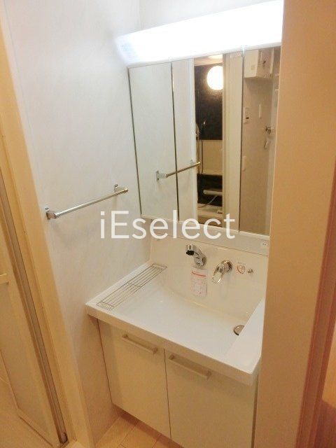 洗面設備　便利な独立洗面台完備のお部屋です。