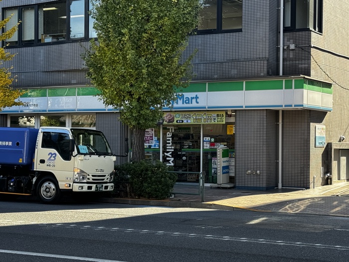 コンビニ　ファミリーマート下目黒六丁目店（コンビニ）まで181m