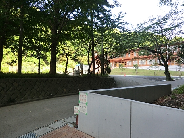 中学校　鎌倉市立第二中学校（中学校）まで620m