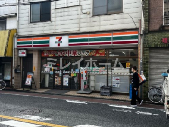 コンビニ　セブンイレブン 大田区六郷土手駅前店（コンビニ）まで152m