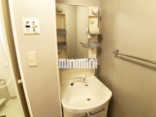 洗面設備　忙しい朝に嬉しいシャワー付き洗面化粧台です