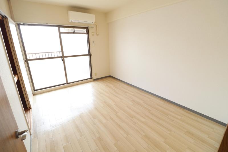 その他設備　6帖の洋室　エアコン付き　左側に収納あります。