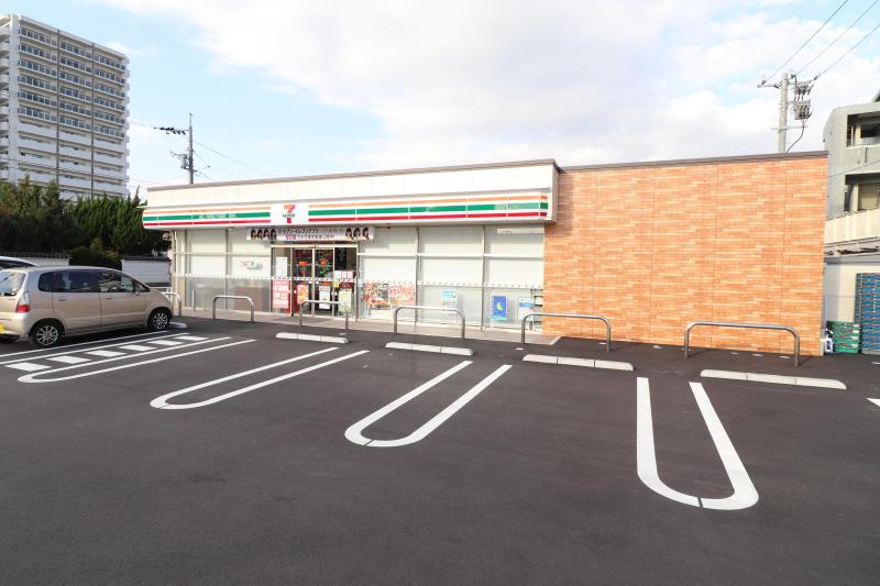 コンビニ　セブンイレブン東広島西本町店（コンビニ）まで100m