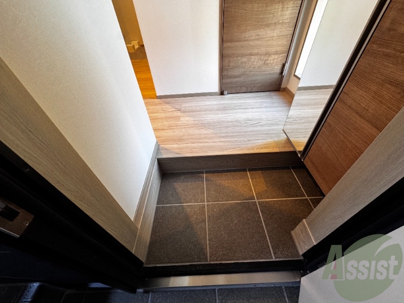玄関　こちらは玄関になります。扉を開けるととても明るいですね。