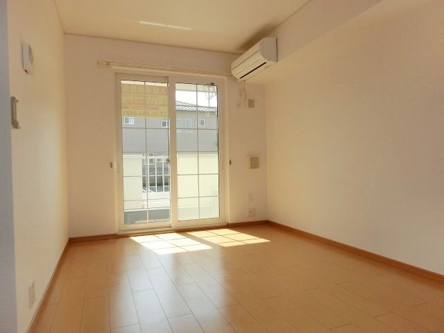 居室・リビング　フローリング張りで明るいお部屋