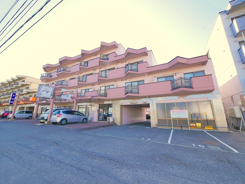 建物外観　閑静な住宅地♪広い道路に面した環境の良い場所です♪