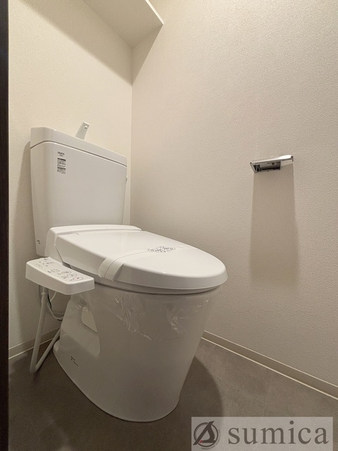 トイレ　人気アイテムの温水洗浄便座。清潔感のあるトイレです。