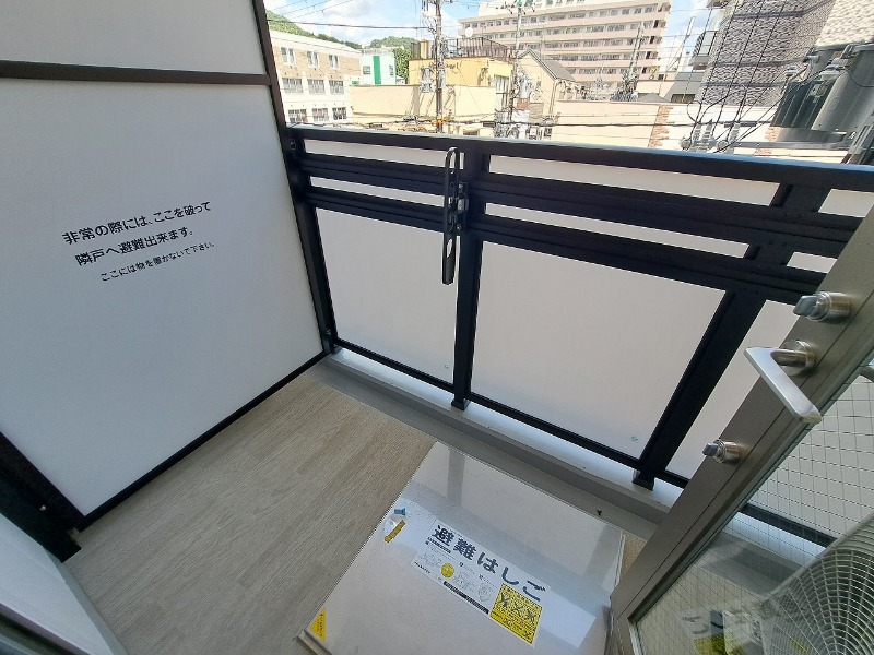 バルコニー　３階反転した間取りの室内写真