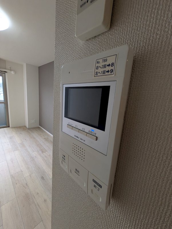 セキュリティ　同物件別号室のお写真になります。（501号室：床や壁の色など