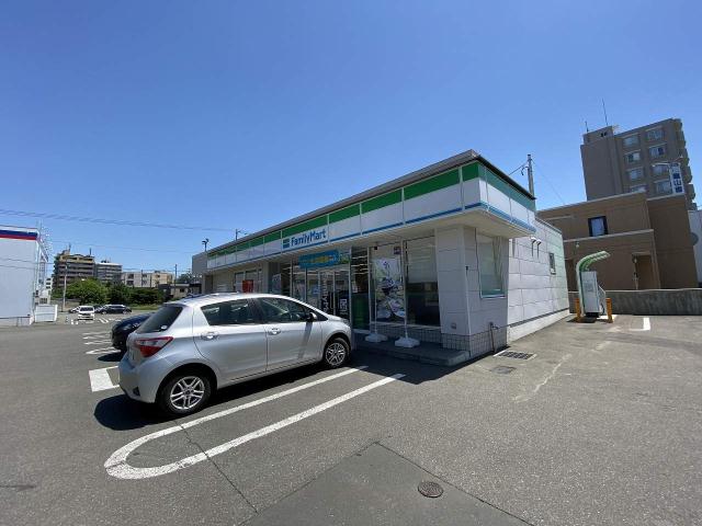 コンビニ　ファミリーマート（コンビニ）まで240m