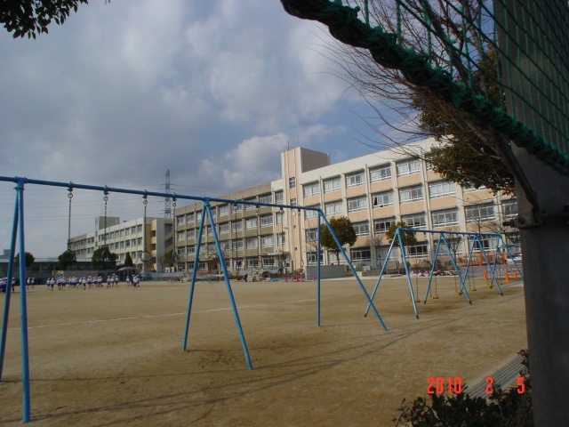 【サンドミトリーの小学校】