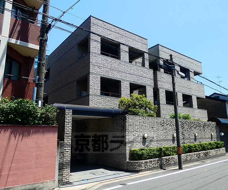 京都市上京区鶴山町のマンションの建物外観