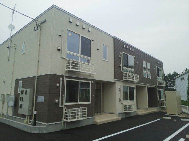 村上市藤沢のアパートの建物外観