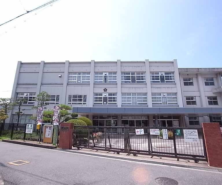 【木津川市加茂町大野のアパートの小学校】