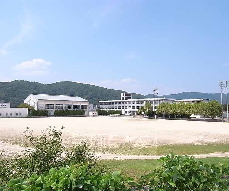 【木津川市加茂町大野のアパートの中学校】