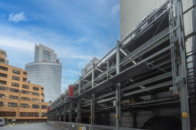 【新宿区西新宿のマンションの駐車場】