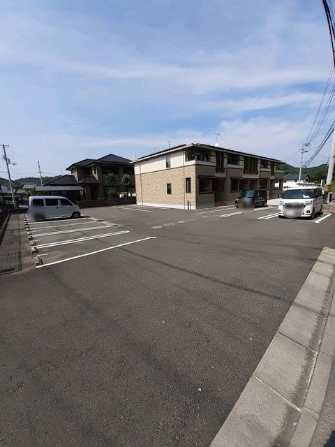 【新居浜市東田のアパートの駐車場】