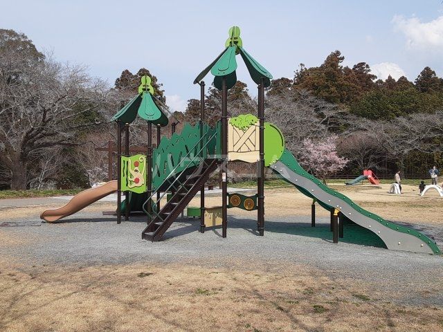 【新城市字西新町のアパートの公園】