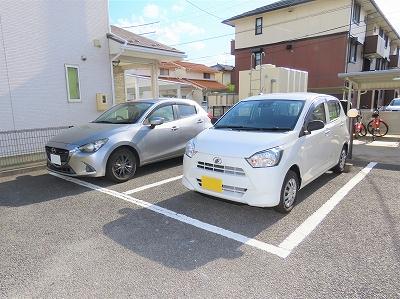 【レオパレスエレメントの駐車場】