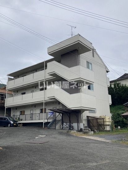 橋本市学文路のマンションの建物外観