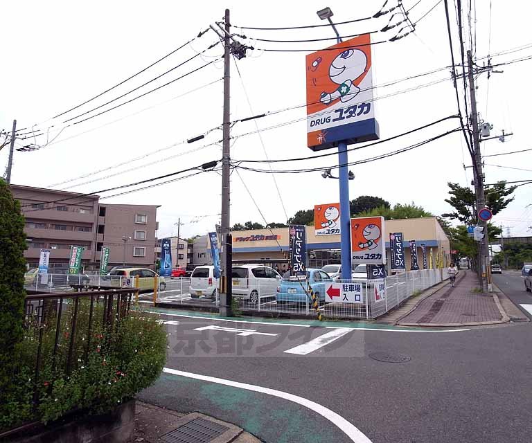 【京田辺市河原受田のマンションのドラックストア】