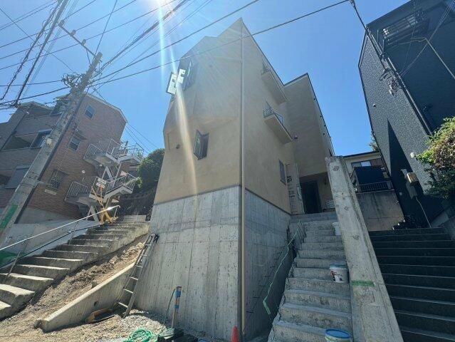 【横須賀市追浜町のアパートの建物外観】