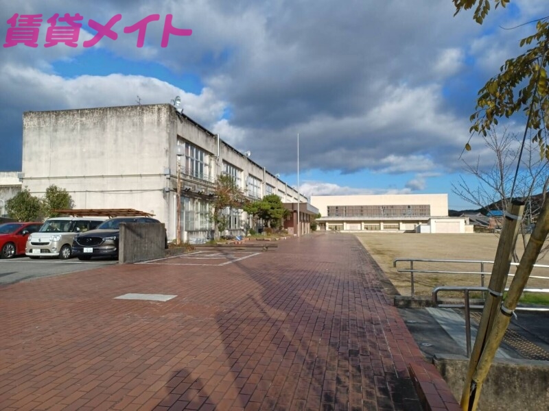 【津市白山町二本木のアパートの小学校】