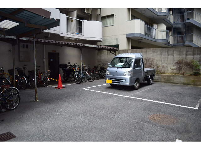 【大阪市北区南森町のマンションの駐車場】