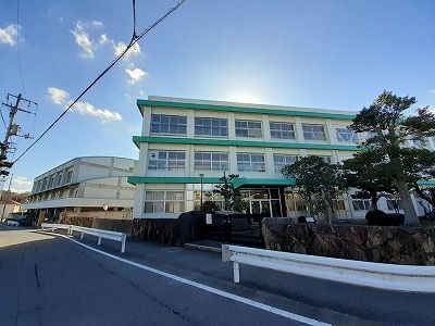 小学校　高松市立牟礼小学校さん（小学校）まで750m