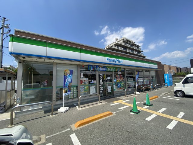 コンビニ　ファミリーマート　伊丹緑ヶ丘店（コンビニ）まで410m