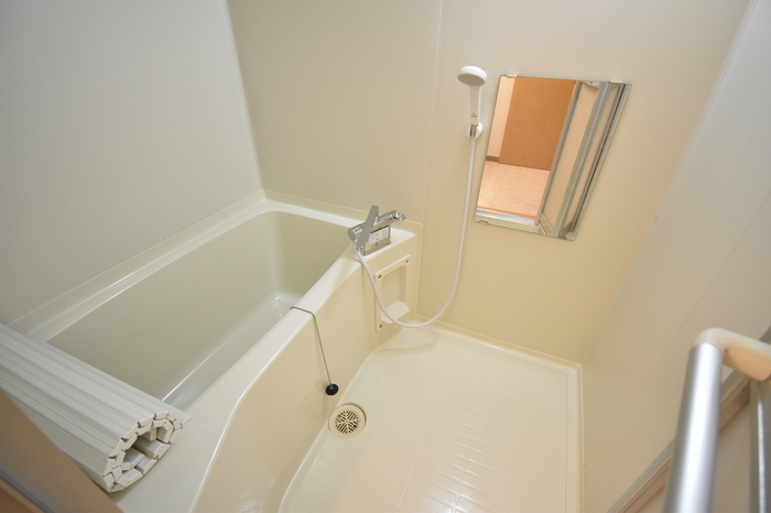 バス・シャワールーム　コンパクトで使いやすいお風呂です