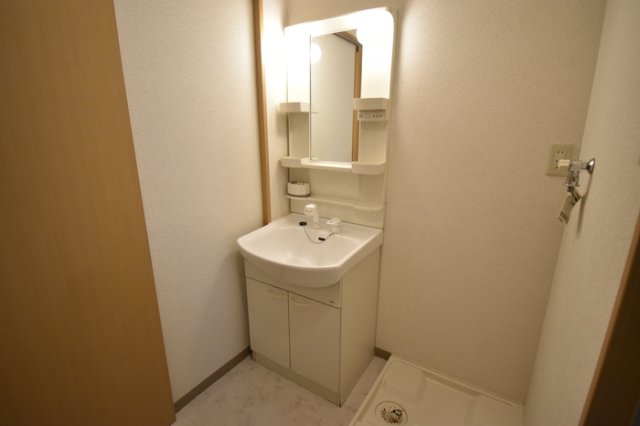 洗面設備　独立洗面台あり、毎朝おしゃれに忙しい女性の方におすすめです
