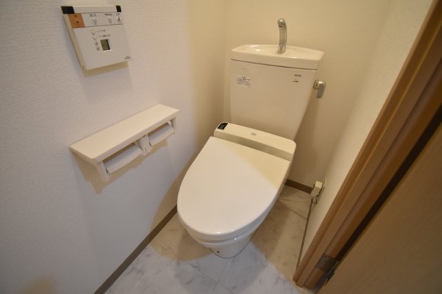 トイレ　落ち着いた色調のトイレです